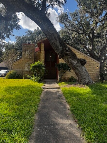 2236 Riveroaks Dr, West Columbia, TX 77486