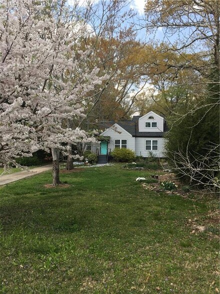 136 Bucher Dr, Decatur, GA 30030