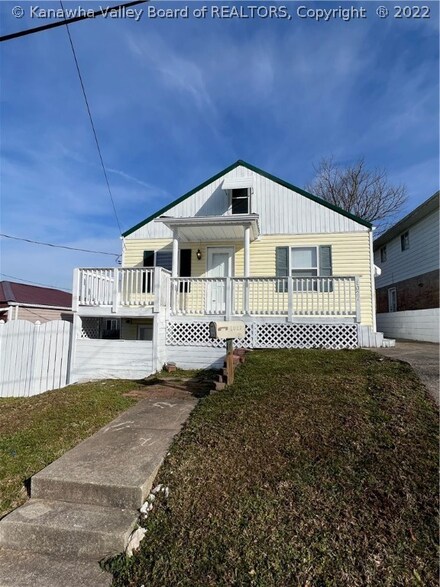 1027 10th St, Nitro, WV 25143