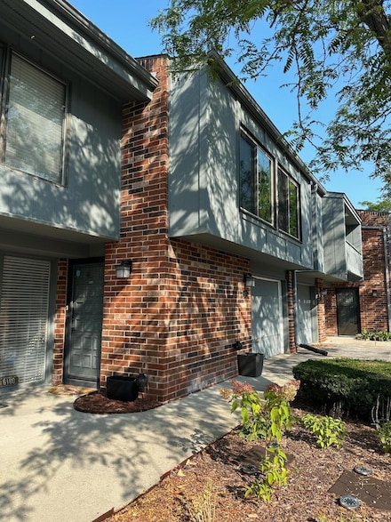 490 W Willow Ct Unit 490, Milwaukee, WI 53217