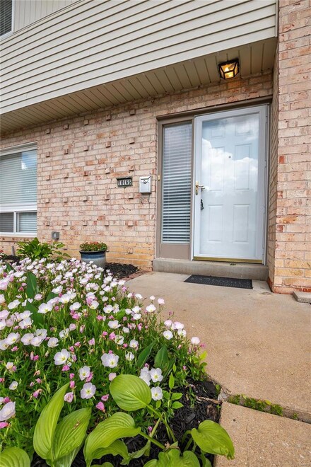 10165 Sakura Dr, Saint Louis, MO 63128