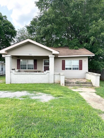 910 W College St, Florence, AL 35630