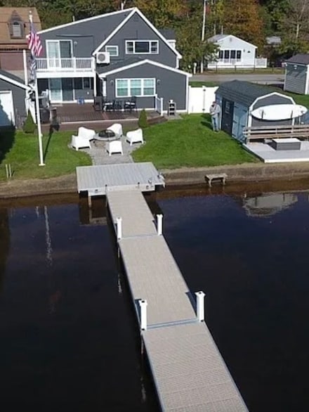 17 Lake St, Halifax, MA 02338