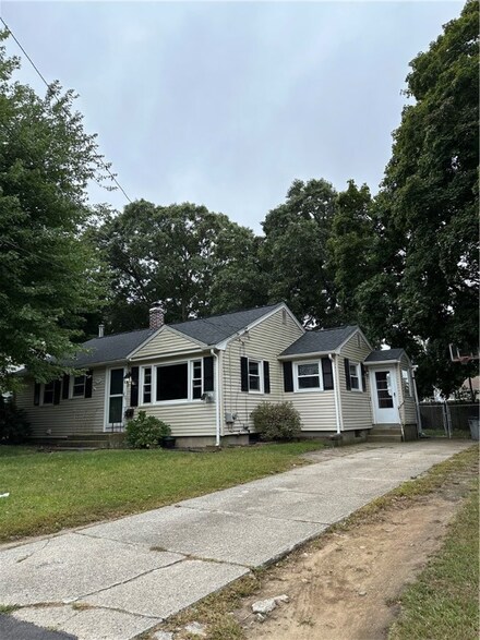 257 Sand Pond Rd, Warwick, RI 02888