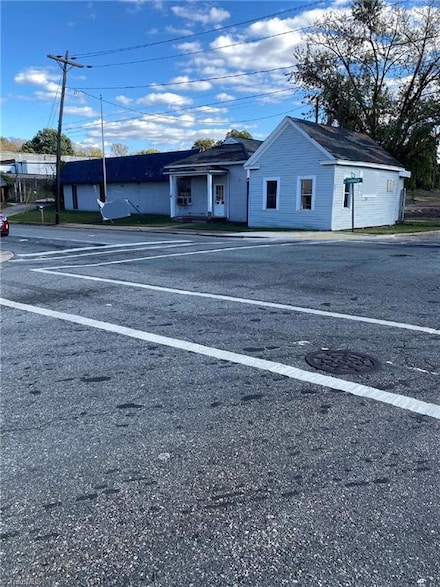 103 E Harrison St, Reidsville, NC 27320