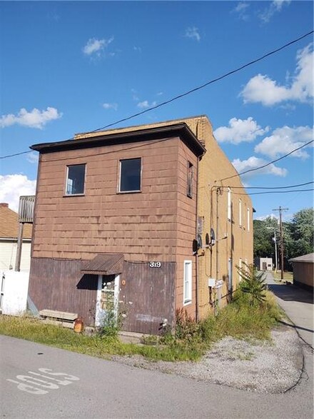 319 Kennedy Ave (Railroad), East Vandergrift, PA 15629
