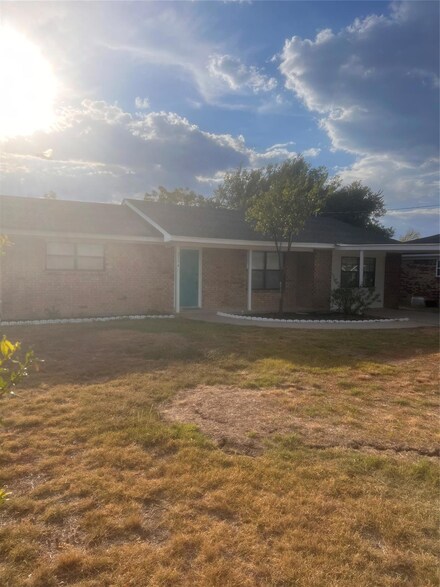 2314 Clow St, Coleman, TX 76834