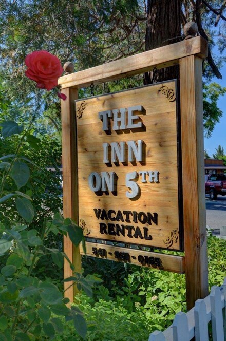 345 N 5th St, Jacksonville, OR 97530