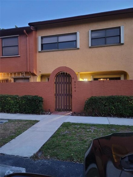 9044 NW 45th Ct, Sunrise, FL 33351