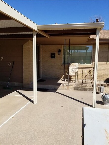 873 NW 14th St, Moore, OK 73160