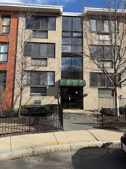18 Juniper St Unit 52, Brookline, MA 02445