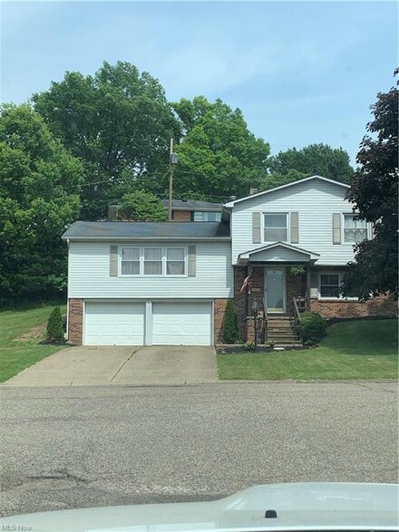 1710 Flint Ln, Coshocton, OH 43812
