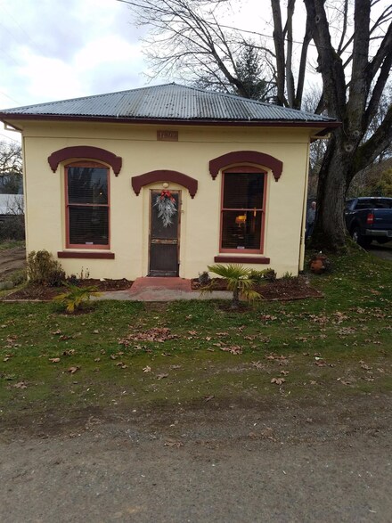 454 Estremado St, Gold Hill, OR 97525