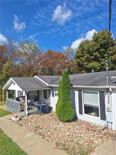 16 Pleasant View St, Burgettstown, PA 15021
