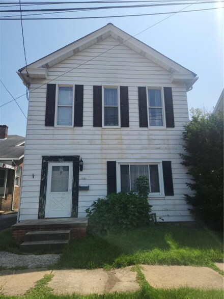 307 N 3rd St, Apollo, PA 15613