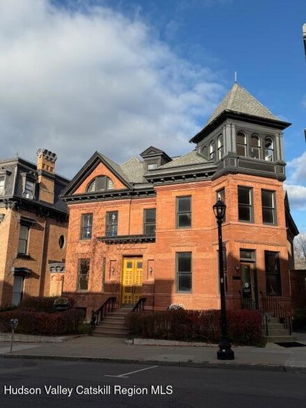 420 Warren St, Hudson, NY 12534
