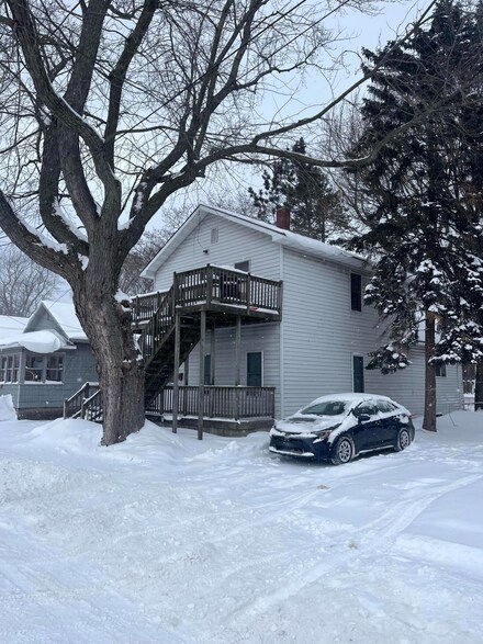 264 6th Ave, Manistee, MI 49660