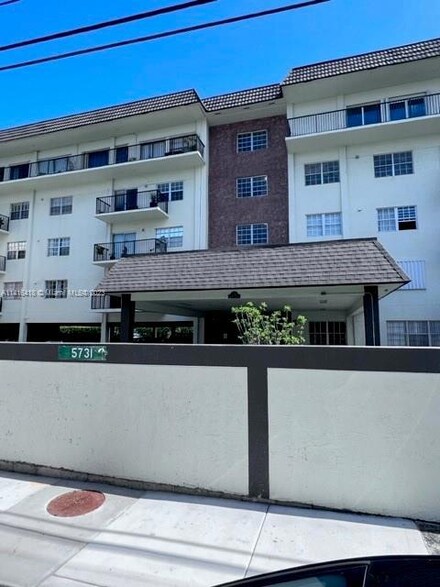 5731 NW 37th St Unit 220, Virginia Gardens, FL 33166