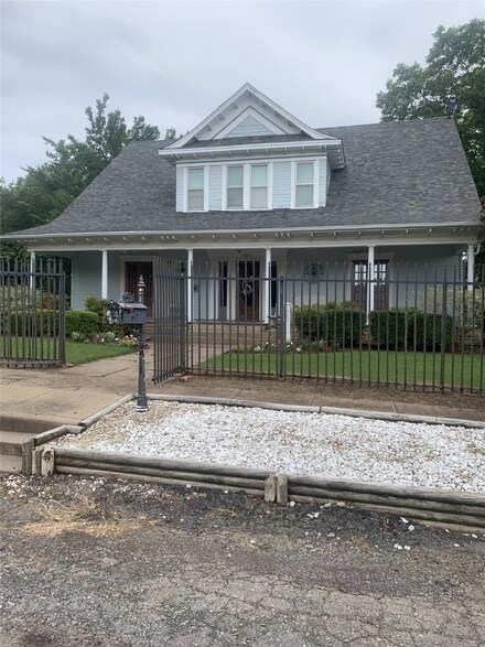 607 2nd St, Honey Grove, TX 75446