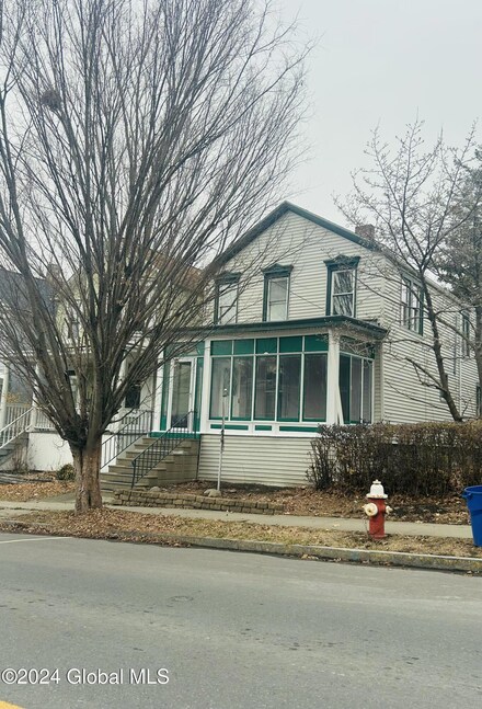97 3rd Ave, Rensselaer, NY 12144
