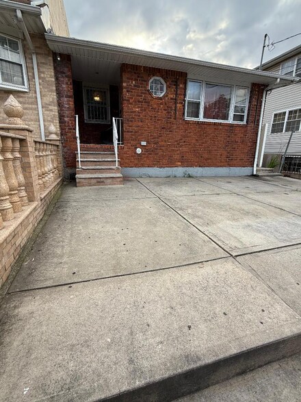 13116 140th St, Jamaica, NY 11436