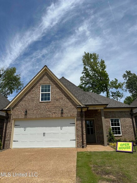 324 Flower Garden Dr, Southaven, MS 38671
