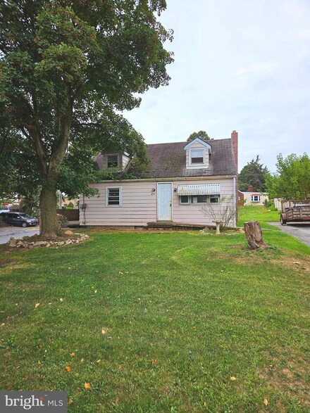 414 S 7th St, Akron, PA 17501
