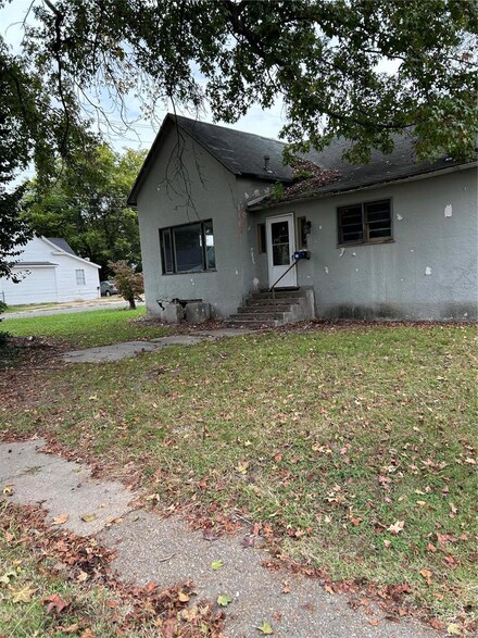 232 Moore Ave, Sikeston, MO 63801