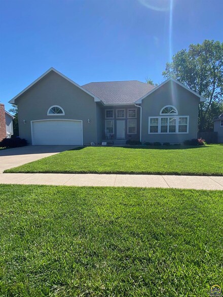 4236 SE Oakwood St, Topeka, KS 66609