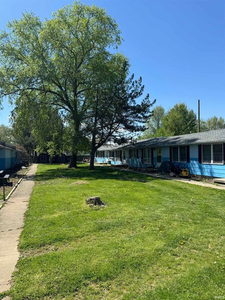 123 E Hoop St, Flora, IN 46929