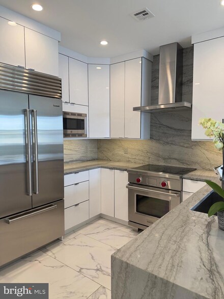 23 Pierside Dr Unit 333, Baltimore, MD 21230
