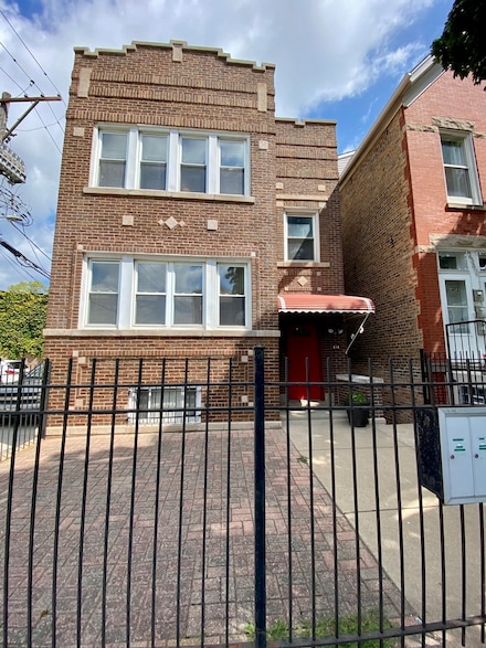 2344 W Barry Ave Unit 1, Chicago, IL 60618
