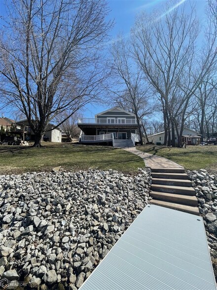 1001 Lakeshore Dr, Brooklyn, IA 52211