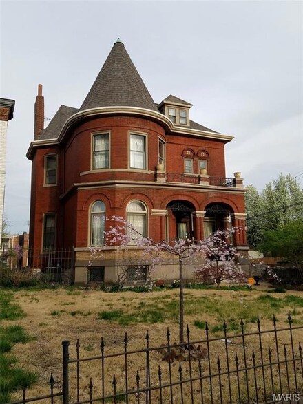 2712 S Compton Ave, Saint Louis, MO 63118