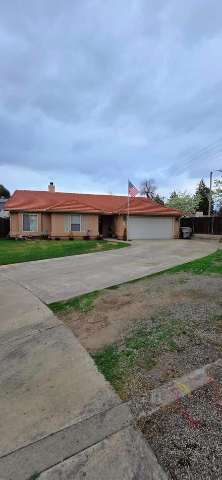 1640 E Vine Ct, Visalia, CA 93292
