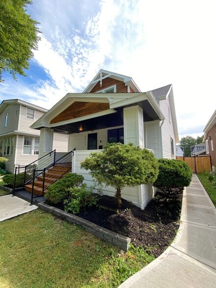 5711 N Karlov Ave, Chicago, IL 60646