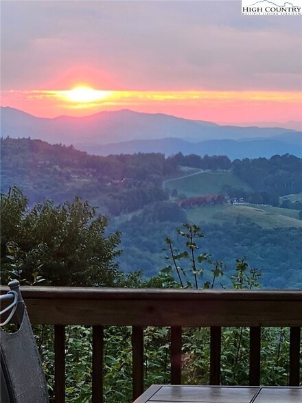 301 Pinnacle Ridge Rd, Beech Mountain, NC 28604