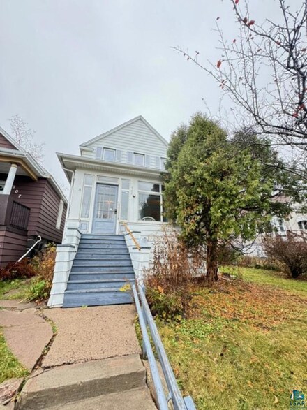 909 E 7th St, Duluth, MN 55805