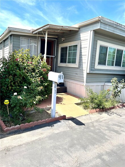 21001 Plummer St Unit 41, Chatsworth, CA 91311
