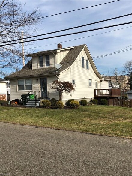 335 3rd St NW, Sugar Creek, OH 44681