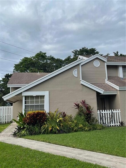 1011 SW 111th Way, Davie, FL 33324