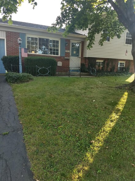 833 Kirkwood Dr, West Jefferson, OH 43162