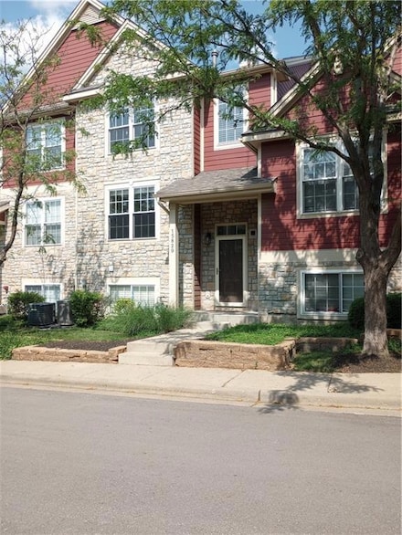 15829 Robinson St, Overland Park, KS 66223
