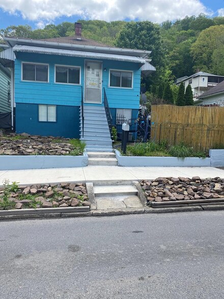 213 1/2 Temple St, Hinton, WV 25951