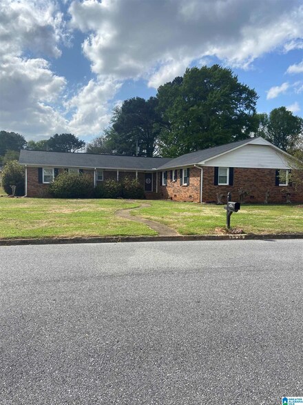 2328 Lucyle Ln, Sylacauga, AL 35150