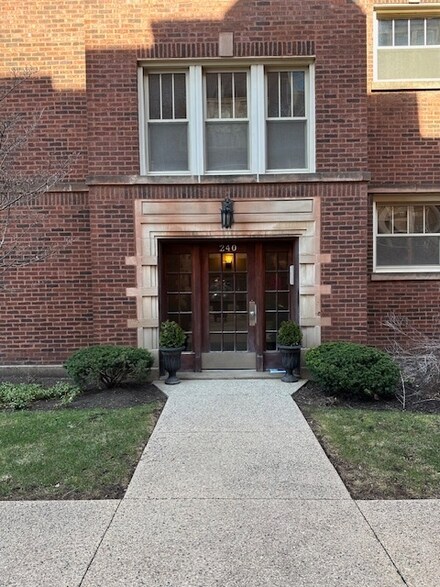 240 S Maple Ave Unit G, Oak Park, IL 60302