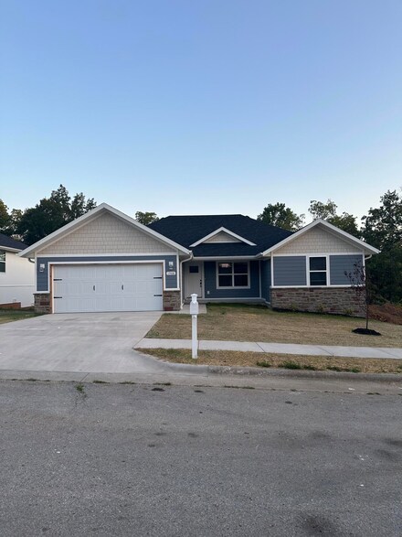 1508 W Parkview Ave, Ozark, MO 65721