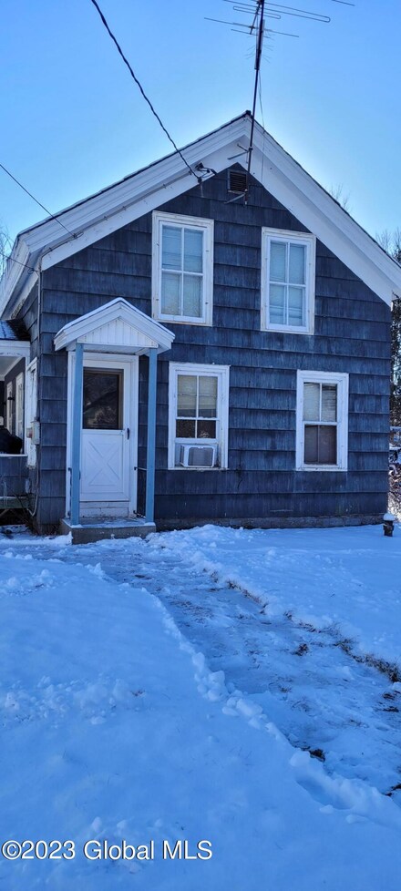 34 1st St, Glens Falls, NY 12801