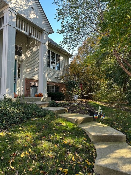 2039 Concord Dr Unit 121, McHenry, IL 60050