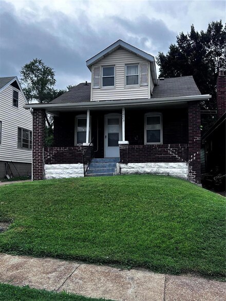 7025 Woodrow Ave, Saint Louis, MO 63121